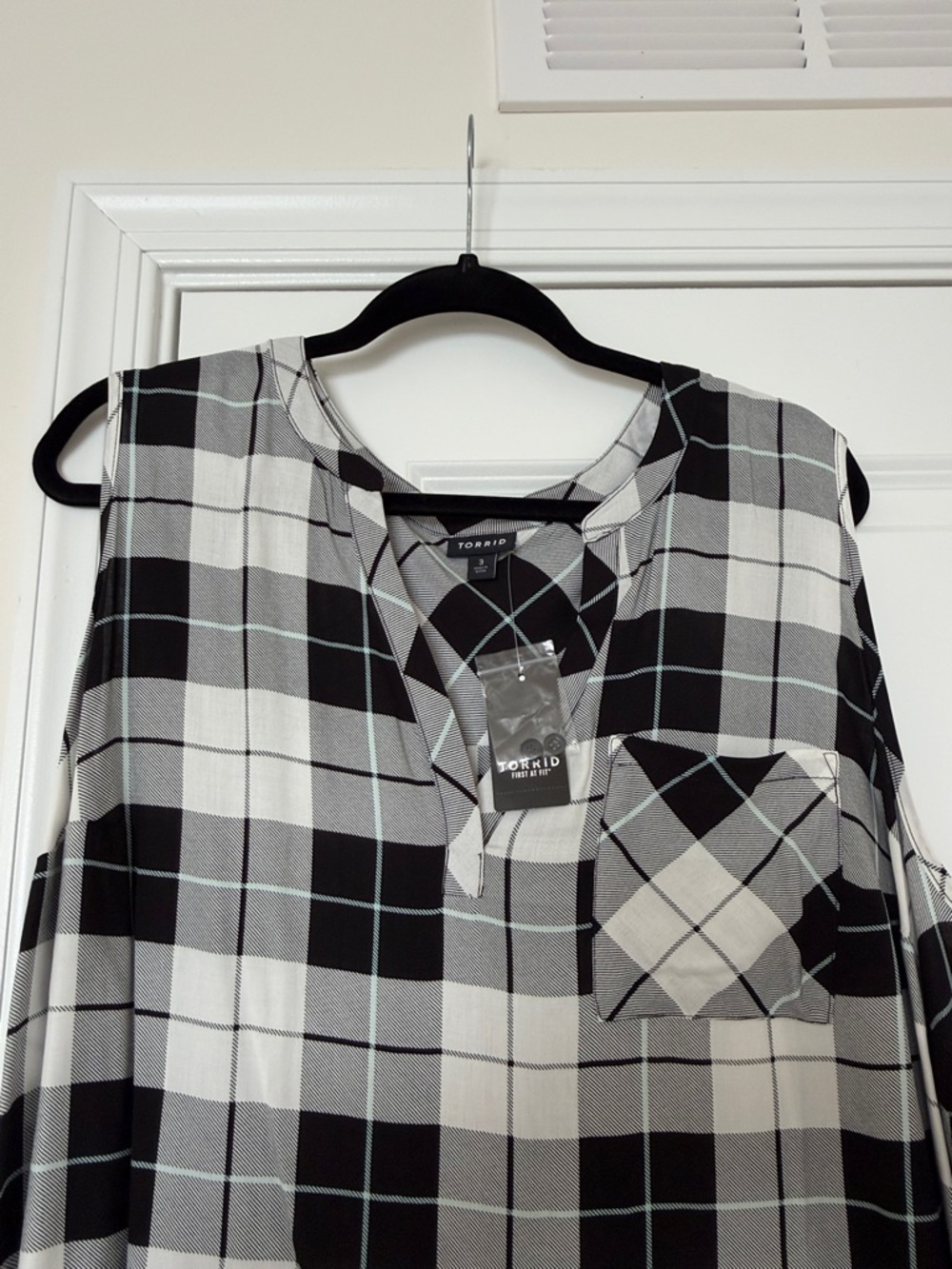 NWT Torrid Black & White Plaid Sleeveless V-Neck Top - Picture 4 of 5